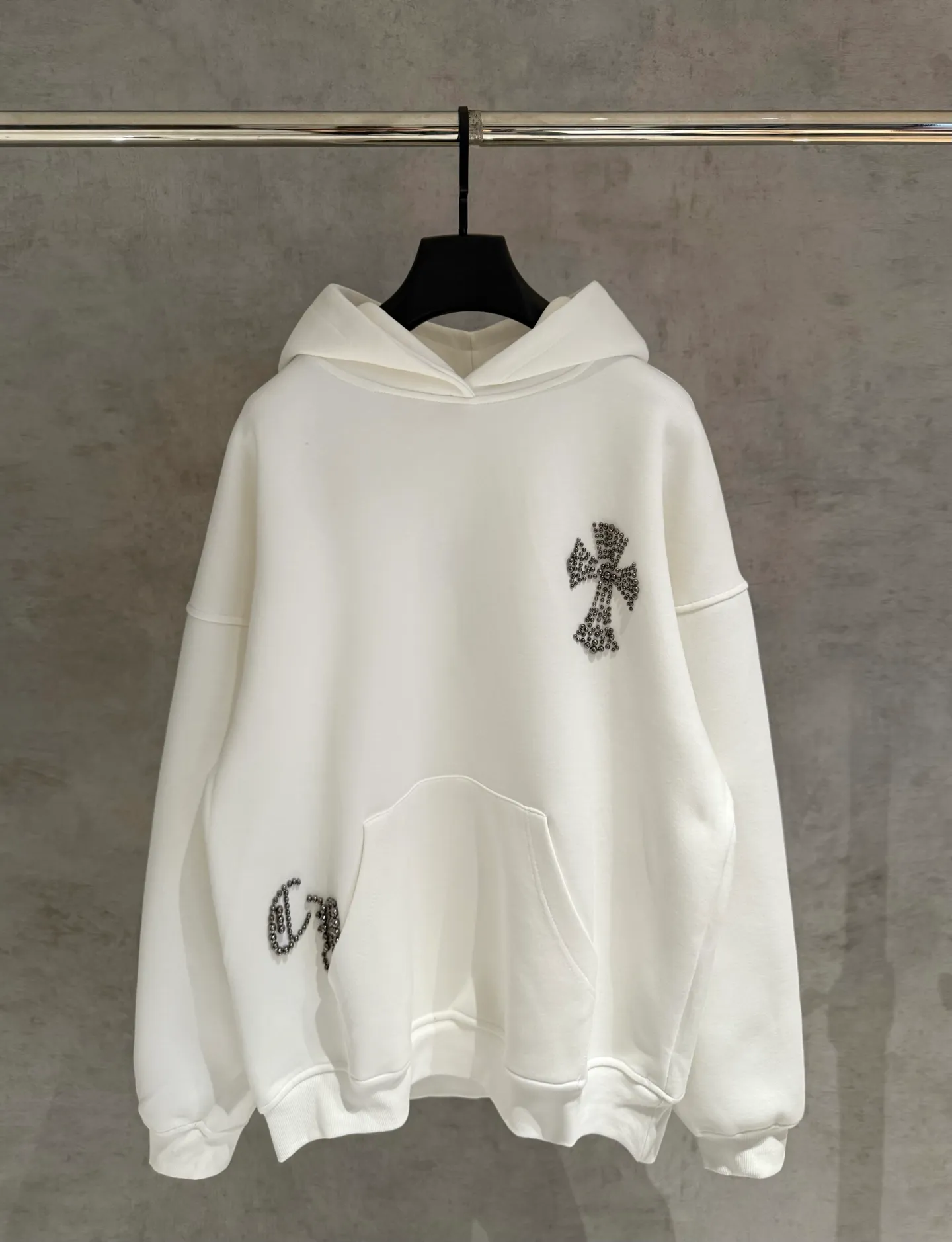 🅿️410 [Strict quality control] CH Croixin's new long-sleeved hooded sweatshirt. The fabric is made of heavy 480g double yarn fabric. Front and back embroidery➕beads. Ready-to-wear loose fit. The fabric is stiff and stylish. It does not deform or shrink. Color: black, white, floral gray. Size: M-2xl